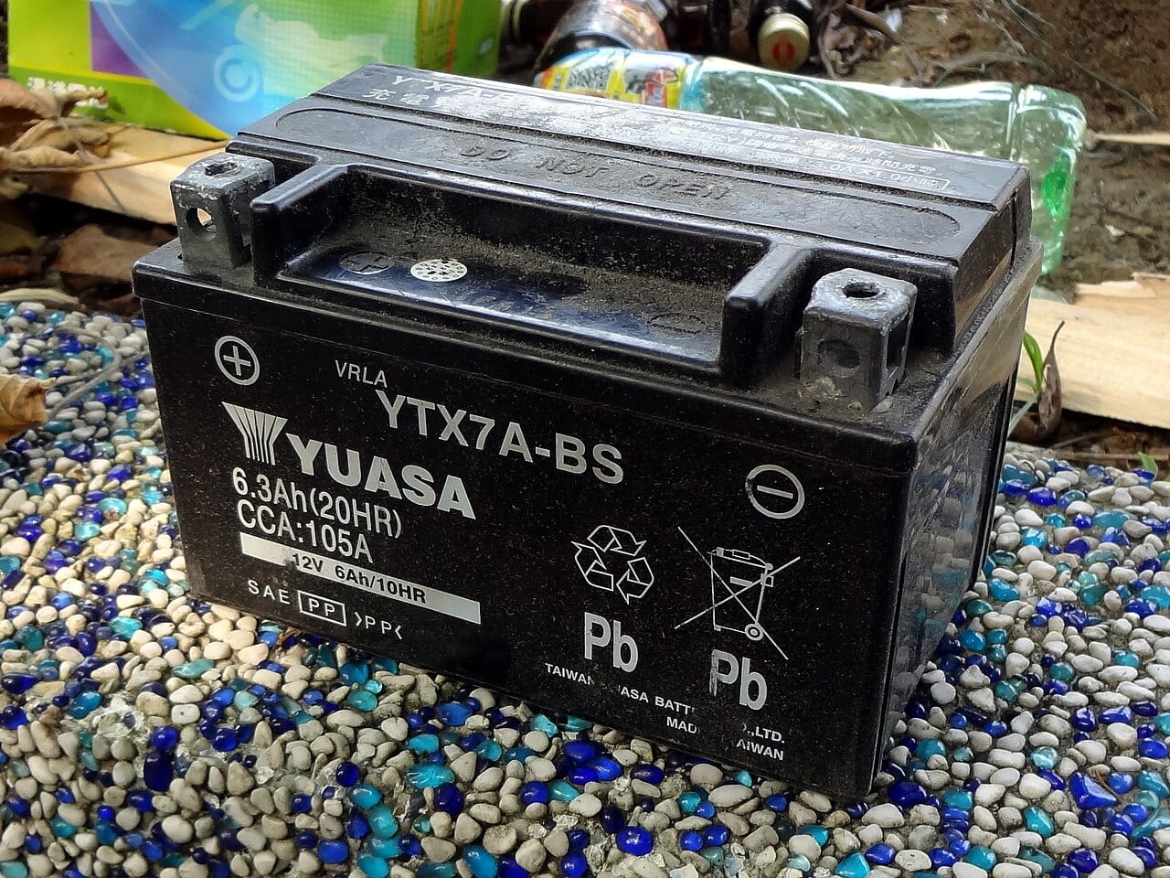Batería de moto sellada Yuasa YTX7A-BS de 12 voltios con sus bornes positivo y negativo (foto: Solomon203, CC BY-SA 4.0, Wikimedia Commons)