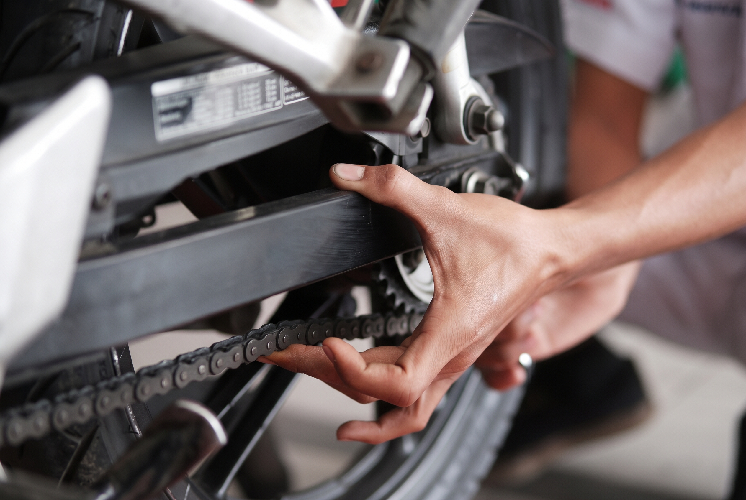 La holgura correcta de tu cadena no es la de la moto de tu amigo