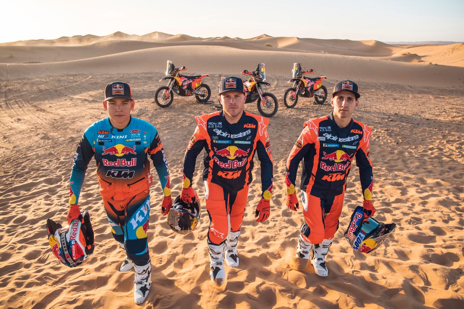 Piloto del equipo Red Bull KTM Factory Racing con su moto de rally en Marruecos