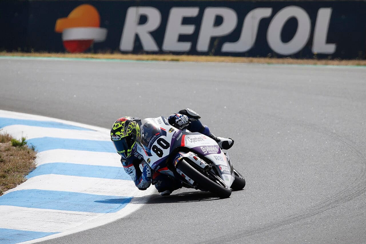 David Alonso, con el número 80, en la European Talent Cup 2020 en Estoril (foto: Box Repsol, CC BY 2.0, Wikimedia Commons)