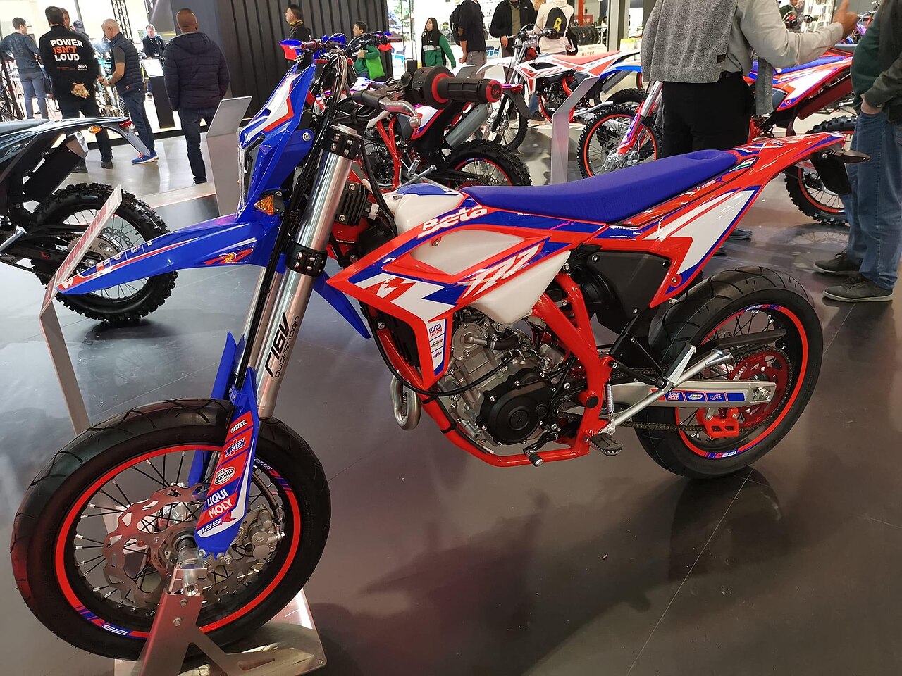 Stand de Beta en EICMA 2024 (foto: AVMOTO, CC BY-SA 4.0, Wikimedia Commons)