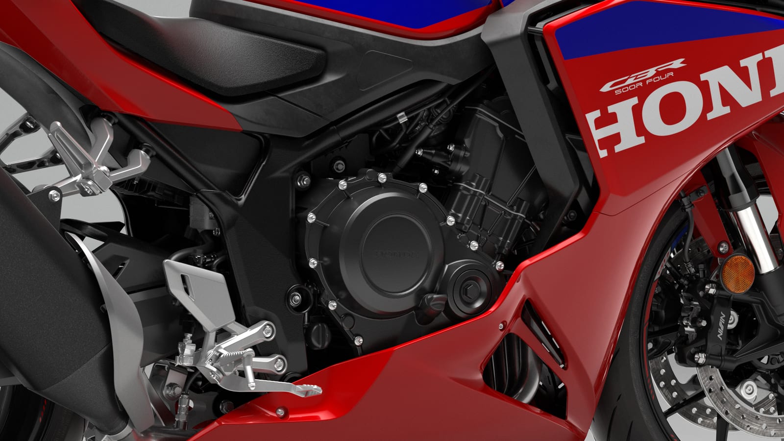 Detalle del motor de cuatro cilindros y del sistema E-Clutch de la Honda CBR500R FOUR 2027