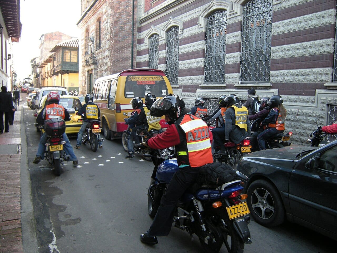 Motociclistas en medio del trafico de una calle de Bogota (foto: Leandro Neumann Ciuffo, CC BY 2.0, Wikimedia Commons)