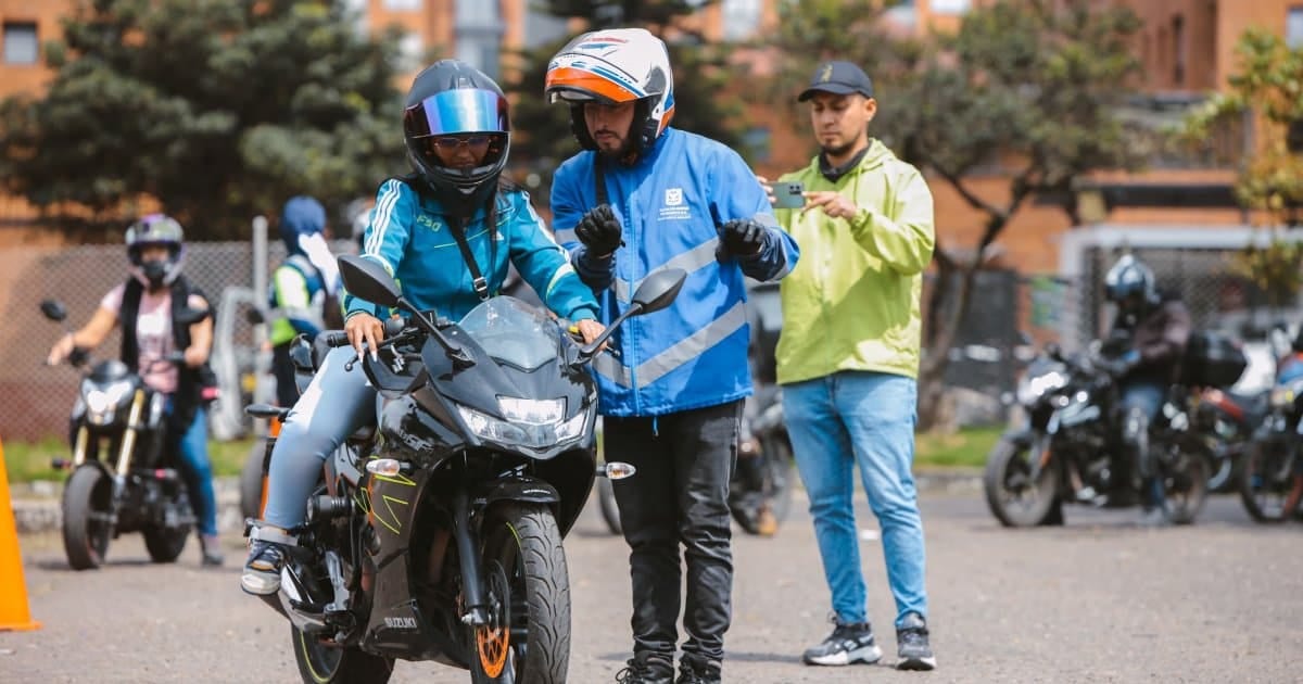Curso de conducción segura para motociclistas organizado por la Secretaría de Movilidad de Bogotá