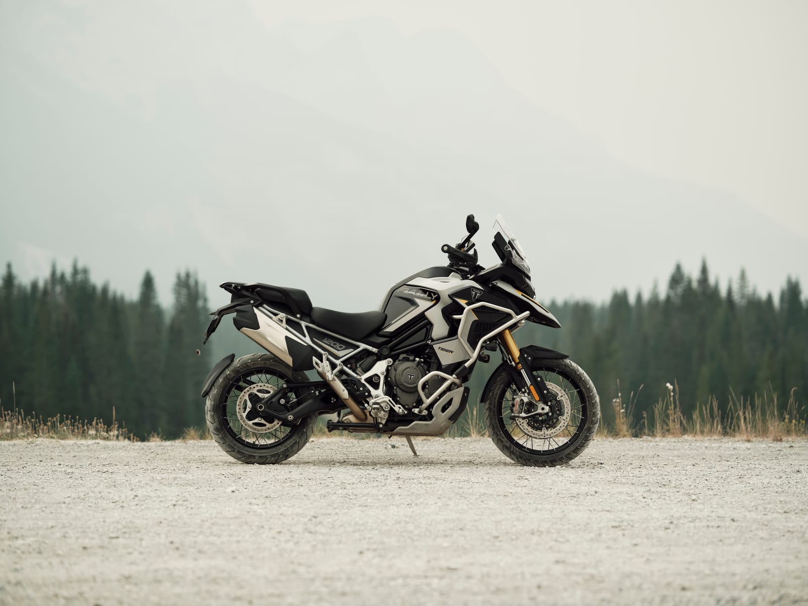 Triumph Tiger 1200 Rally Explorer 2027 en carretera (imagen de prensa de Triumph Motorcycles)