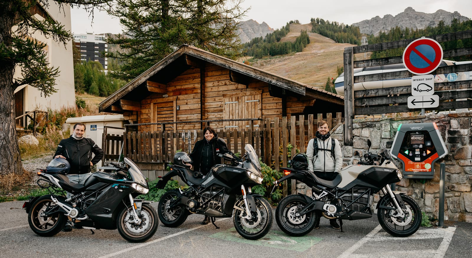 Los pilotos Louis Renaud, Jenny Brookes y Jelle Verstaen con las Zero SR/S, DSR/X y DS del récord (imagen de prensa de Zero Motorcycles)