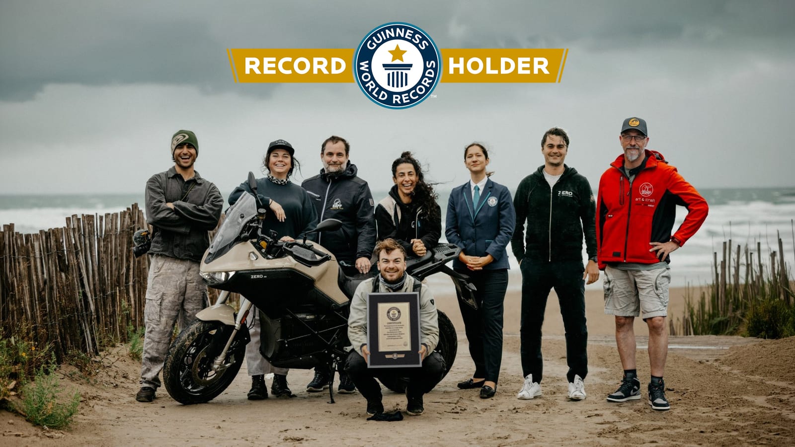 El equipo de Zero Motorcycles con el certificado del récord Guinness